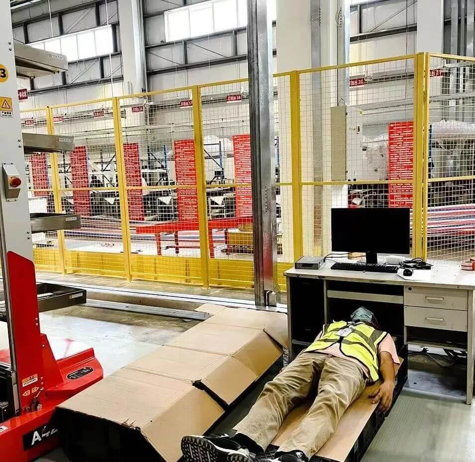 海柔创新工程师24小时连续在机器人项目现场