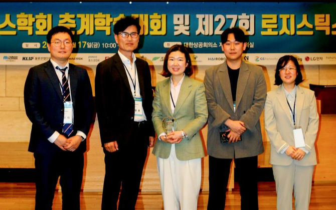 Joy Lee with Korea team members